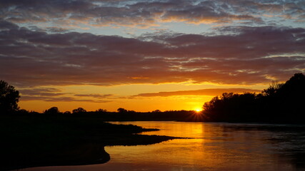 piękny zachód słońca nad Odrą rzeką