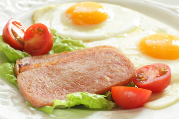 Fototapeta na wymiar Luncheon meat and sunny side up fried egg for homemade breakfast