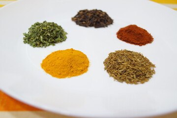 Especias que dan sabor y olor a las comidas, especias que dan color a los platos, cilantro, cúrcuma, pimienta, perejil, colorante, comino, pimentón, cebollino, clavo