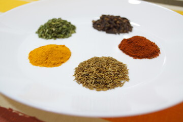Especias que dan sabor y olor a las comidas, especias que dan color a los platos, cilantro,...