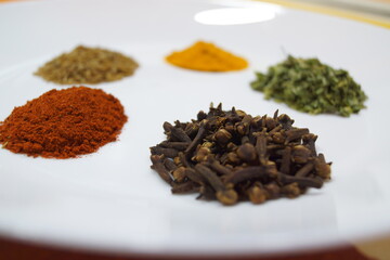 Especias que dan sabor y olor a las comidas, especias que dan color a los platos, cilantro, cúrcuma, pimienta, perejil, colorante, comino, pimentón, cebollino, clavo