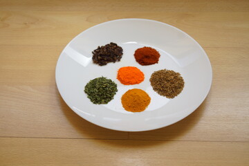 Especias que dan sabor y olor a las comidas, especias que dan color a los platos, cilantro, cúrcuma, pimienta, perejil, colorante, comino, pimentón, cebollino, clavo