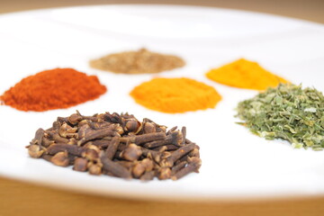 Especias que dan sabor y olor a las comidas, especias que dan color a los platos, cilantro, cúrcuma, pimienta, perejil, colorante, comino, pimentón, cebollino, clavo