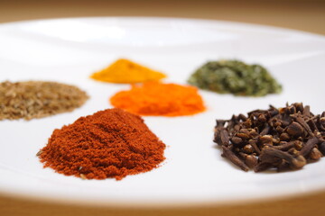 Especias que dan sabor y olor a las comidas, especias que dan color a los platos, cilantro, cúrcuma, pimienta, perejil, colorante, comino, pimentón, cebollino, clavo