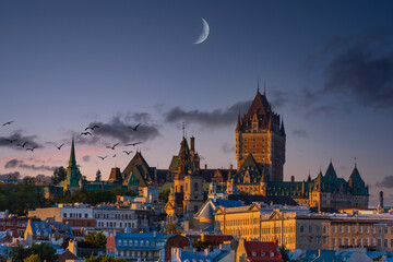 Naklejka premium Panoramę Quebecu o zachodzie słońca z hotelem na szczycie wzgórza