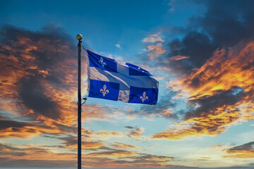 Fototapeta premium Flaga Quebecu lecąca na tle nieba
