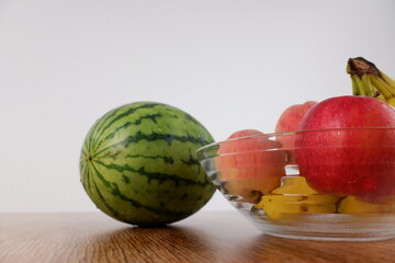 スイカとボウルに入ったフルーツ