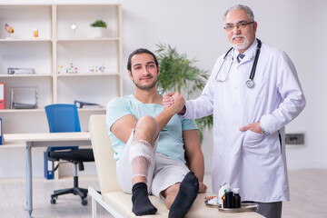 Obraz premium Young leg injured man in the hospital