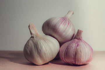 Cabeças de alho com iluminação lateral na mesa da cozinha
