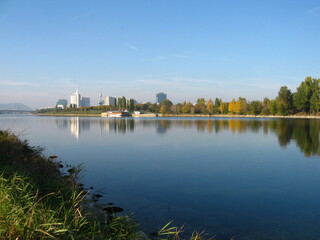 Fototapeta premium Häuser auf der Donauplatte mit Donau und Donauinsel im Vordergrund, Wien - Österreich