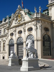 Fototapeta na wymiar Prunkvolles Portal mit Statuen im Schlosspark Belvedere in Wien, Österreich