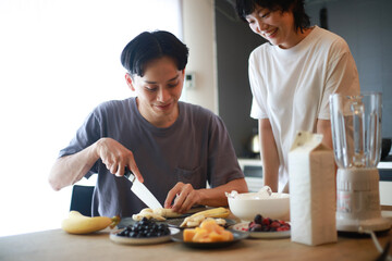 スムージーを作るカップル