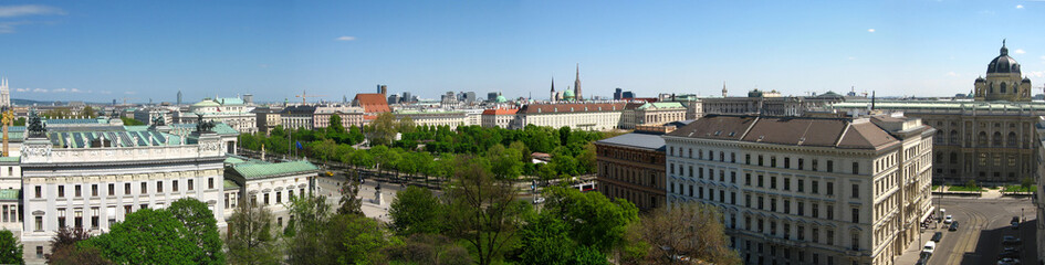 Panoramablick über die Dächer der Stadt Wien mit Ringstraße in Österreich