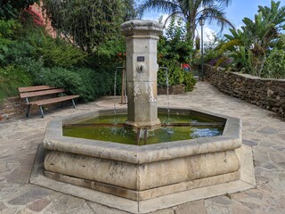 Bormes les mimosas plus beau village de france sur la côte d'azur, ville fleurie maison en pierre ainsi que de nombreux vestiges et vu sur la mer méditérannée, lieu touristique chaleur soeil fleur