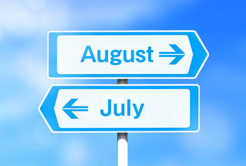 8月と7月の看板 8月が上