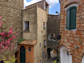 Bormes les mimosas plus beau village de france sur la côte d'azur, ville fleurie maison en pierre...