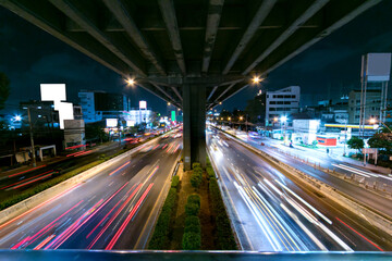 Fototapeta na wymiar Traffic at Borommaratchachonnani Road at night Is a road that leads into central Bangkok