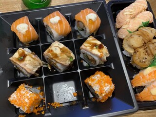 Plateau de sushi et maki à emporter, plat japonais