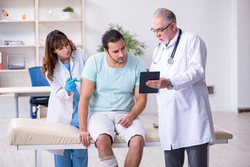 Obraz premium Młoda noga rannych w szpitalu