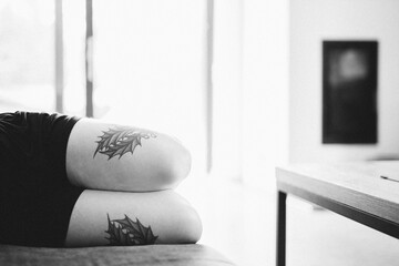 Odpoczynek kobiety z tatuażem