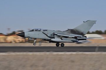 Avión de combate Tornado despegando