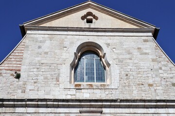 Fototapeta na wymiar Sant'Angelo dei Lombardi - Finestra della facciata del Duomo