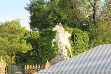 パリの公園にある銅像