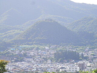 Fototapeta na wymiar 山の近くにある住宅地を俯瞰した風景