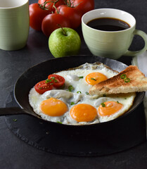 Eier mit Toast und Kaffee