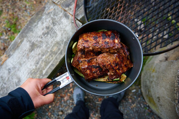 Camping Essen kochen mit Campinggeschirr und grill