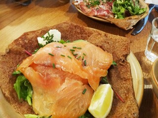 サーモンガレット、フランス・パリにて/Salmon raw galette in Paris, France