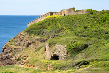 Fototapeta na wymiar Roscanvel. Crozon. Ruine du fort de la Fraternité et du four à chaux . Finistère. Bretagne