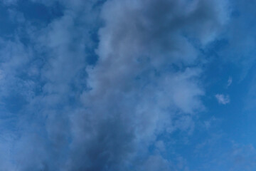 Obraz premium Blue evening sky with a band of beautiful clouds.