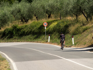 Italia,Toscana, zona del Chianti. Ciclista a Panzano in Chianti.