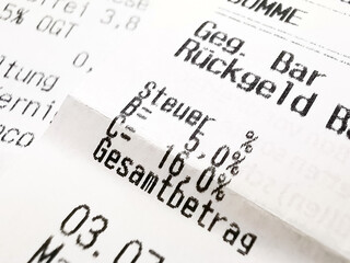 Nahaufnahme Kassenbon und Senkung der Mehrwertsteuer