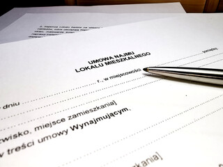 Ein Mietvertrag auf polnisch und ein Kugelschreiber