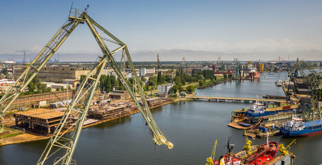Stocznia Gdańska- duże dźwigi do budowy statków - obrazy, fototapety, plakaty
