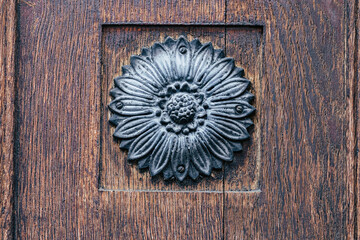 Détail motif floral découpé en métal sur une vieille porte en bois vintage  © PicsArt