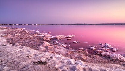  Hermoso y tranquilo paisaje de atardecer en el lago de sal rosa de las salinas de Torrevieja en Alicante,España,perteneciente al parque natural de la Mata © Helena GARCIA