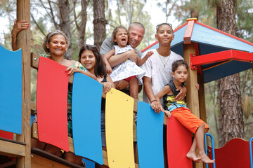Bellissima famiglia Multientinica Italo - Brasiliana si raduna in un gruppo sopra una struttura...