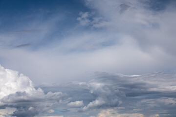 Dramtische Wolken am Himmel nach einem Gewitter