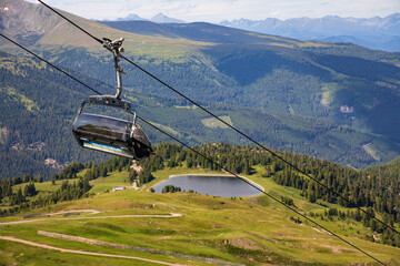 Die Nockberge in der N&auml;he der Turracher H&ouml;he in K&auml;rnten und blauer Himmel.