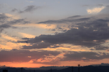 雲の多い夕焼け空