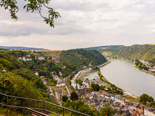 Blick über St. Goar und den Rhein
