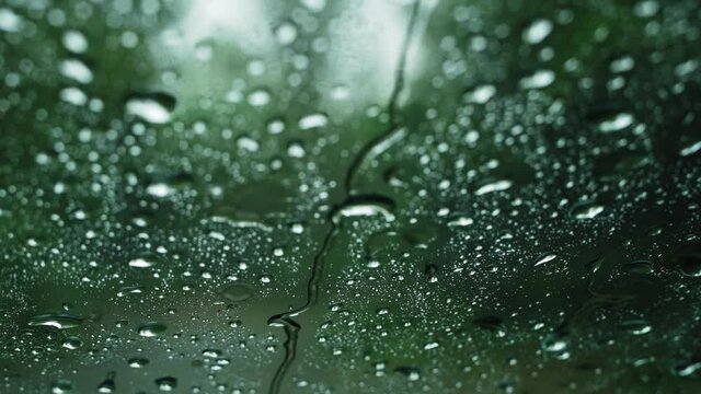 Regen prasselt auf die Autoscheibe