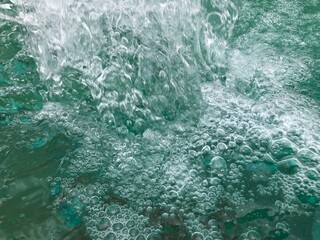 Obraz premium The bubbling water in the fountain. lots of bubbles, blue water
