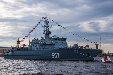 Obraz premium close-up military warship in the water area of the neva