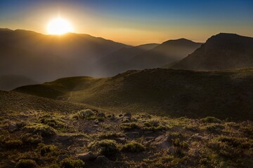 Puesta de sol entre las montaÃ±as de la cordillera de los andes © Carlos Oyarzun/Wirestock