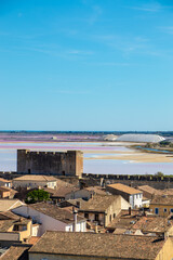 Obraz premium Vue sur les remparts d'Aigues-Mortes et sur les salins du midi