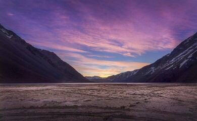 puesta de sol entre las montaÃ±as © Carlos Oyarzun/Wirestock